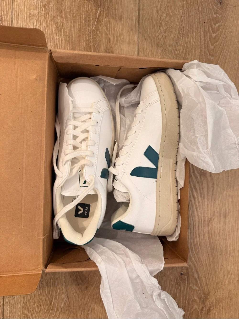 Veja White_Brittany Box Label — White and Black